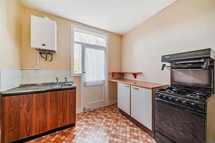 1 Bedroom Flat For Sale In Ellerton Road, Surbiton, KT6