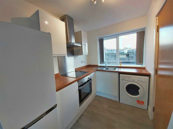 1 Bedroom Flat To Rent In West Parade, Halifax, West Yorkshire, HX1