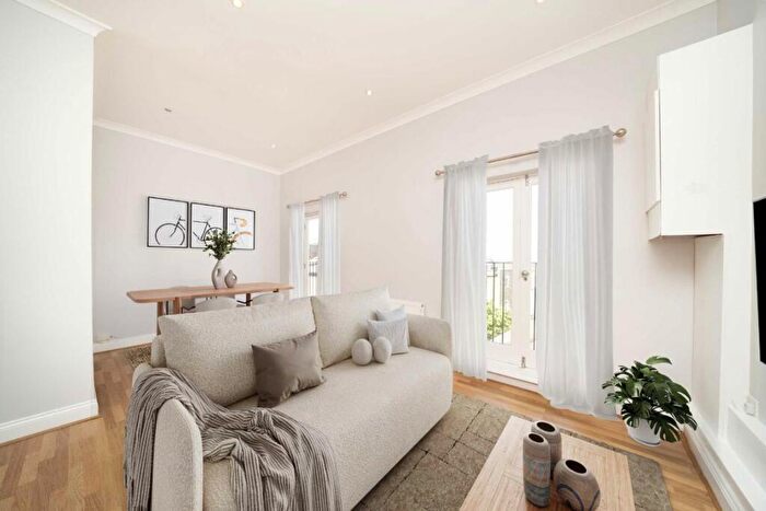 2 Bedroom Flat For Sale In Lavender Hill, Battersea, SW11