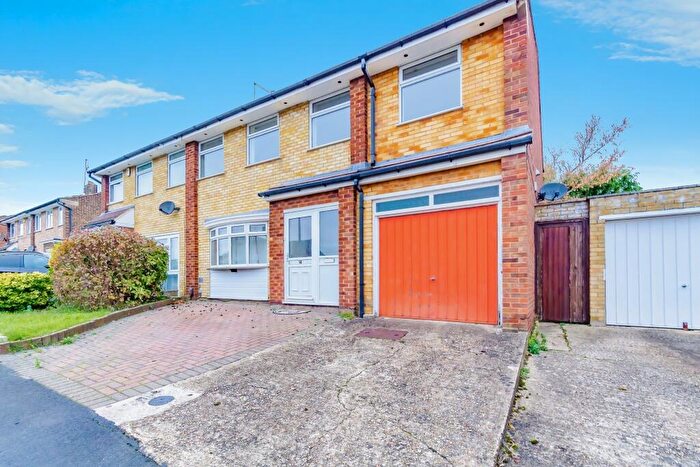 4 Bedroom Semi-Detached House To Rent In Bruce Drive, Croydon, CR2