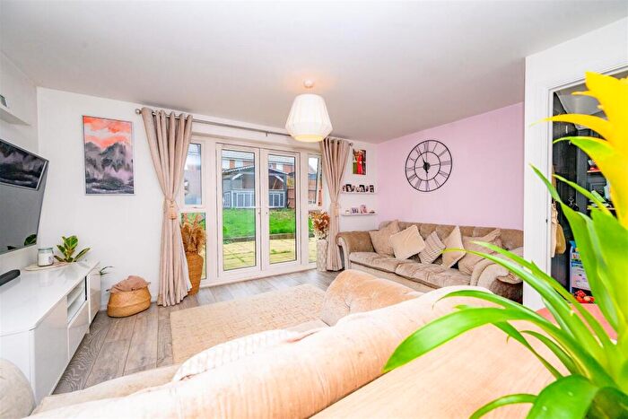 3 Bedroom Semi-Detached House For Sale In Woodwhite Way, Hemel Hempstead, HP2