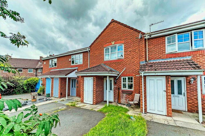 3 Bedroom Terraced House For Sale In Ingle Nook Close, Carrington, Manchester, M31