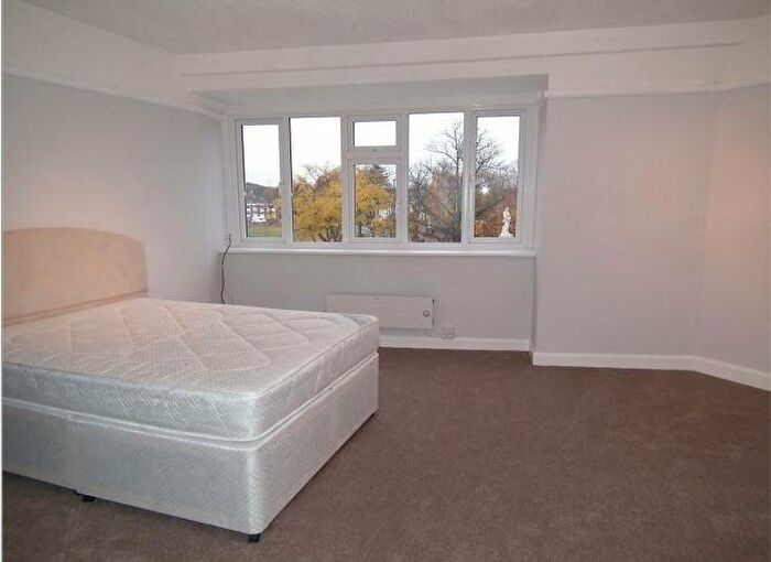3 Bedroom Apartment To Rent In Temple Market, Queens Road, Weybridge, KT13