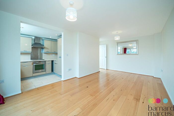 2 Bedroom Apartment To Rent In Cottonham Close, North Finchley, London, N12