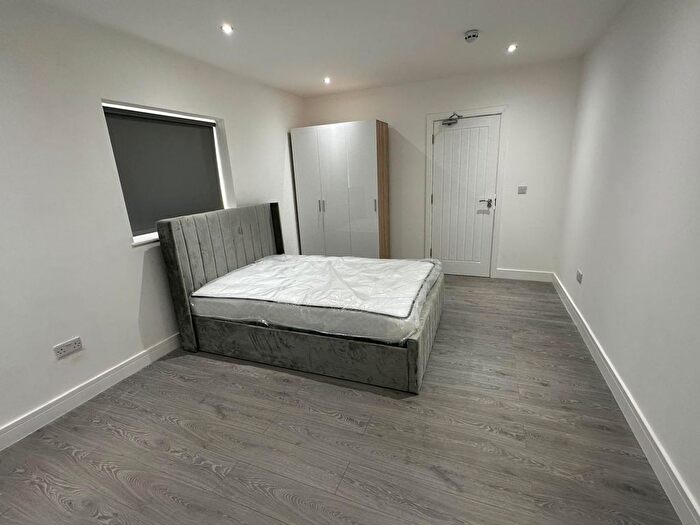 6 Bedroom Detached Bungalow To Rent In Iona Crescent, Slough, SL1