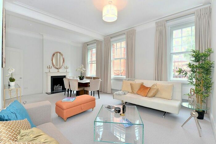3 Bedroom Flat To Rent In Cadogan Square, Knightsbridge, SW1X