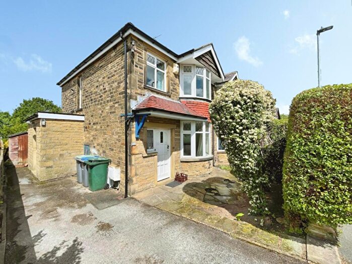3 Bedroom Town House For Sale In Low Ash Drive Shipley, BD18