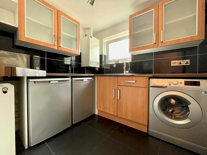 1 Bedroom Flat To Rent In Garratt Lane, London, SW18