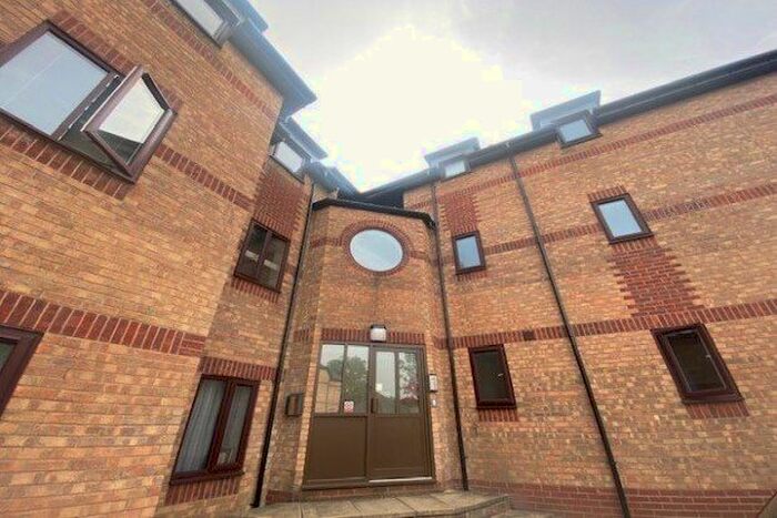 2 Bedroom Flat To Rent In Whitley Mead, Bristol, BS34