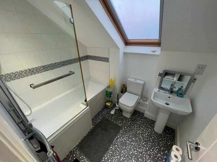 2 Bedroom Flat To Rent In Rhymney Terrace, Cathays, Cardiff, CF24