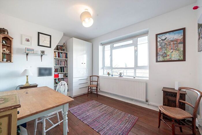 2 Bedroom Flat For Sale In White City Estate, Shepherds Bush, W12