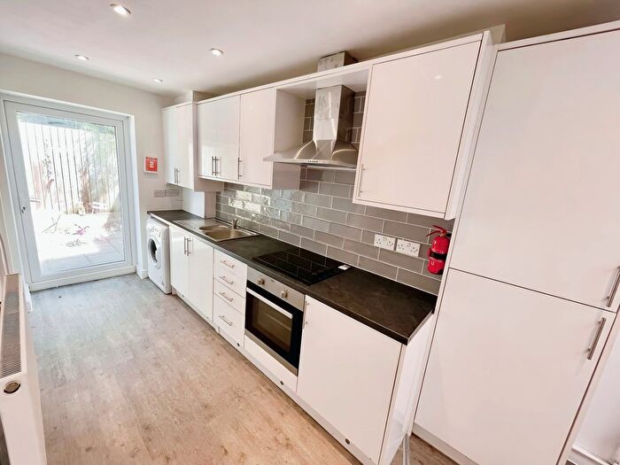 2 Bedroom Flat To Rent In Wyndham Crescent, Canton, Cardiff, CF11