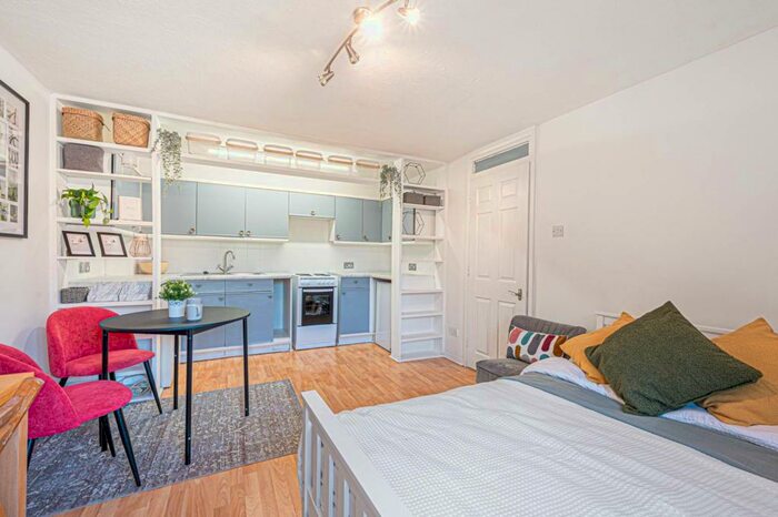 Studio To Rent In Greenway Close, Muswell Hill, London, N11