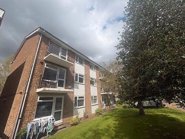 2 Bedroom Flat For Sale In Lovelace Gardens, Surbiton, KT6