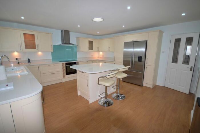 3 Bedroom Bungalow To Rent In Parish Piece, Holmer Green, High Wycombe HP15