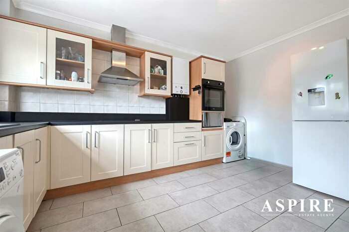 2 Bedroom Flat For Sale In High Road, Benfleet, SS7