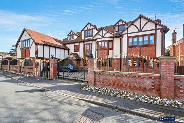 8 Bedroom Detached House For Sale In Freeman Way, Emerson Park, Hornchurch, RM11