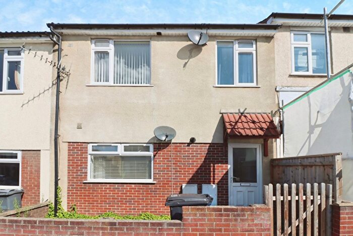 2 Bedroom Flat For Sale In Whitehall Road, Bristol, BS5