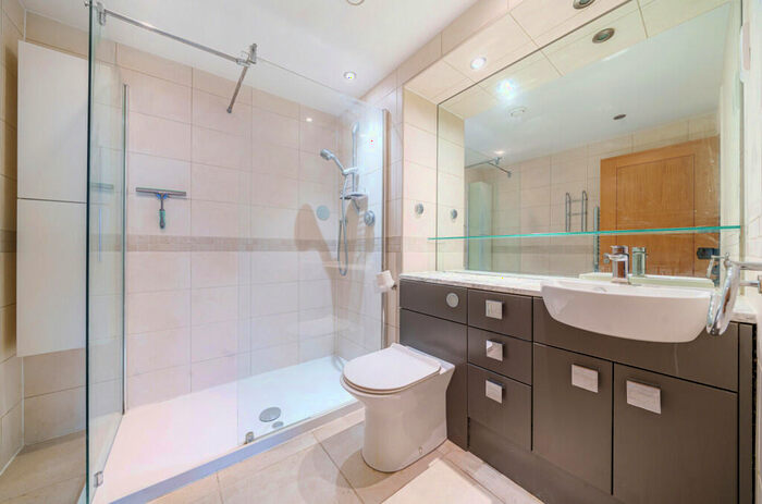 2 Bedroom Apartment For Sale In The Esplanade, Bognor Regis, West Sussex, PO21