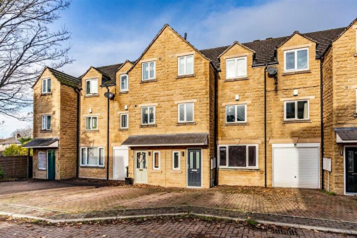 4 Bedroom Town House For Sale In Bryden Close, Brighouse, HD6