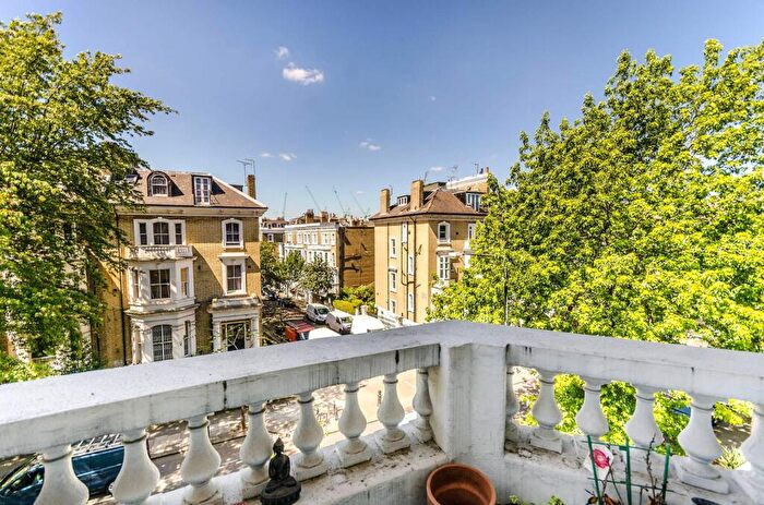 3 Bedroom Flat To Rent In Redcliffe Gardens, Chelsea, London, SW10
