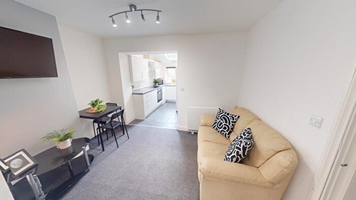 2 Bedroom Flat To Rent In Flat B, Burns Street, Nottingham, NG7