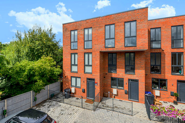 4 Bedroom Terraced House To Rent In Canalside Mews, Woking, GU21