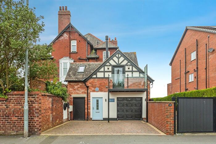 2 Bedroom Flat For Sale In Manygates Lane, Wakefield, WF2