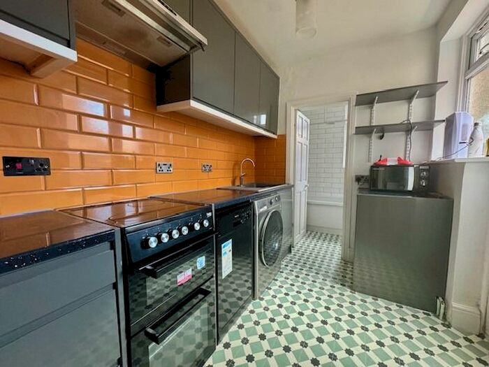 2 Bedroom Flat To Rent In Hornchurch Road, Hornchurch, RM11