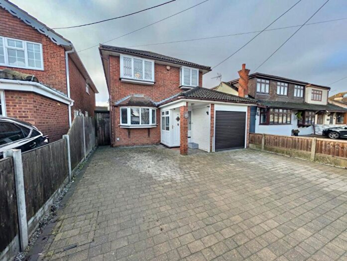 4 Bedroom Detached House For Sale In Mayland Avenue, Canvey Island, SS8