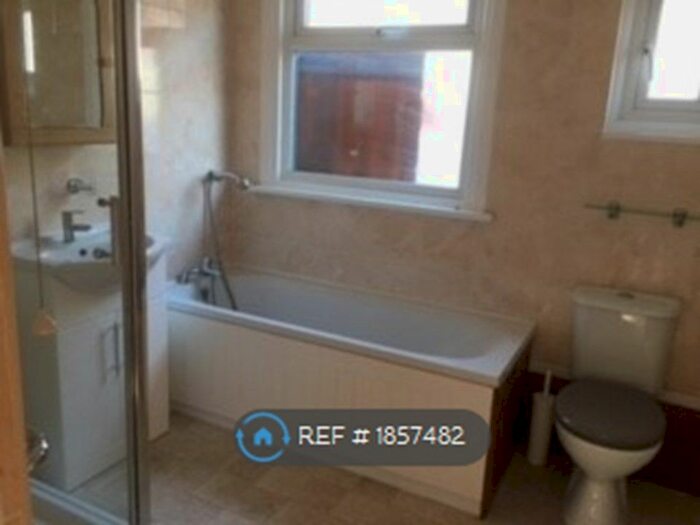 3 Bedroom Bungalow To Rent In Bournemouth Park Road, Southend-On-Sea, SS2