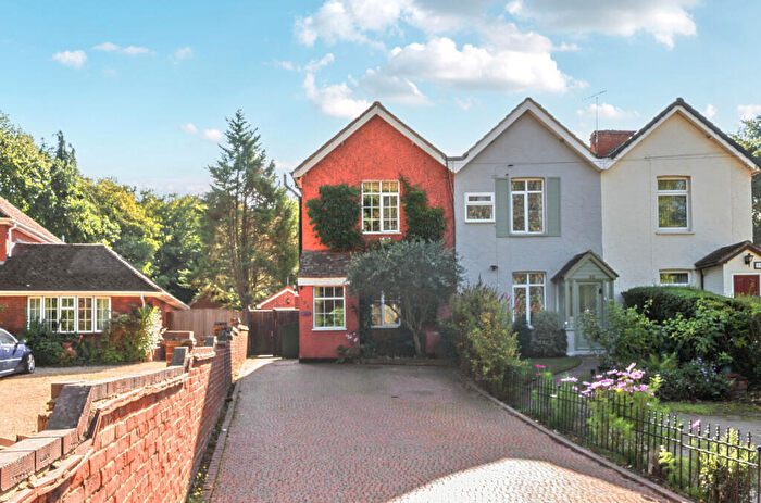 3 Bedroom End Of Terrace House For Sale In London Road, Bagshot, Surrey, GU19