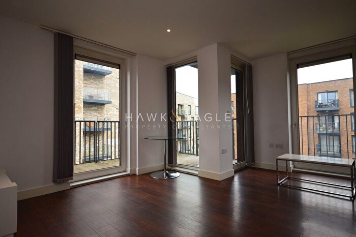 2 Bedroom Flat To Rent In Whiting Way, London, Greater London., SE16