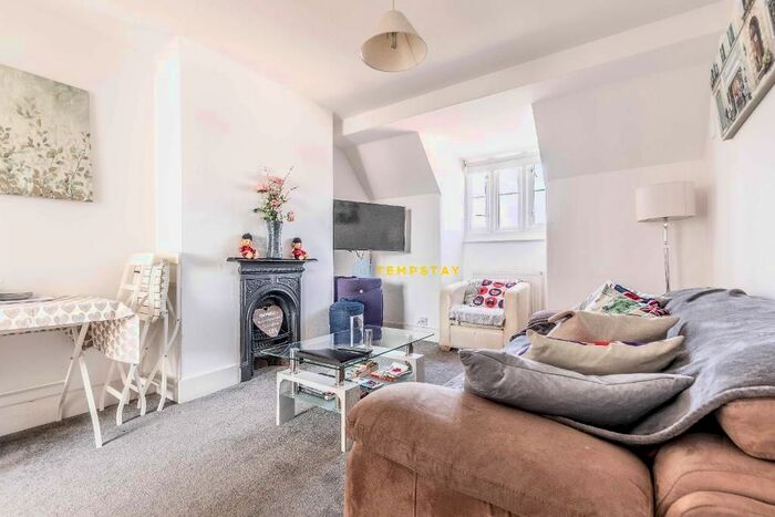 2 Bedroom Flat To Rent In St Leonards Road, Windsor SL4