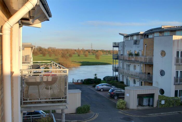 2 Bedroom Apartment To Rent In Chertsey, Surrey, KT16