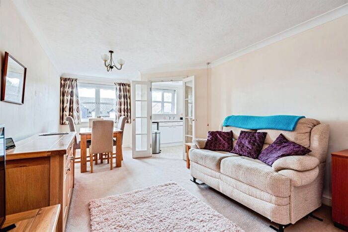 1 Bedroom Flat For Sale In Mill Stream Court, Abingdon, OX14