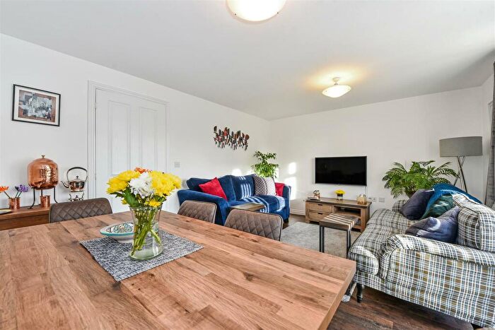 3 Bedroom Town House For Sale In Whitebeam Close, Andover, SP11