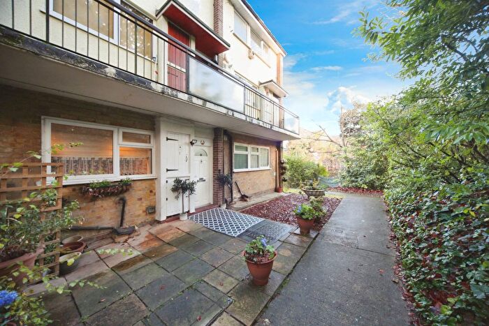 2 Bedroom Maisonette For Sale In Lawn Gardens, Luton, LU1