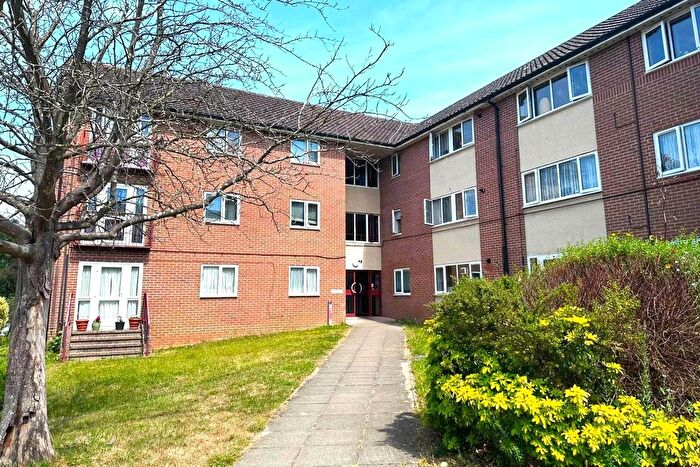 1 Bedroom Flat For Sale In Highview, Mulgrave Way, Knaphill, Woking, GU21