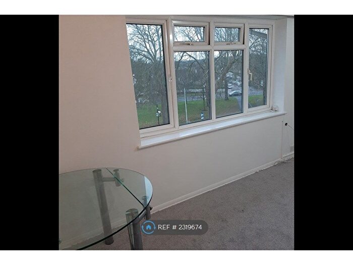 2 Bedroom Flat To Rent In Woodside Green, London, SE25