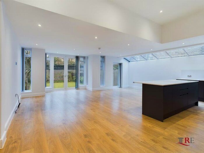 3 Bedroom Flat To Rent In St. Pauls Avenue, London, NW2