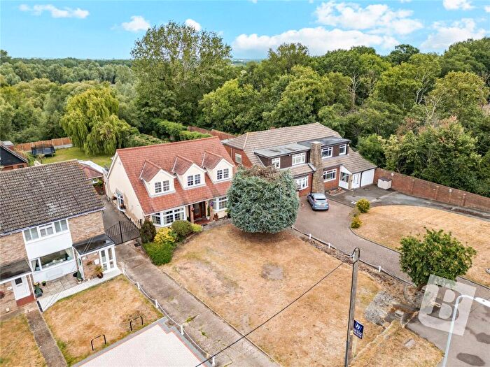 6 Bedroom Detached House For Sale In Abbey Wood Lane, Rainham, RM13