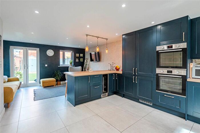 3 Bedroom End Of Terrace House For Sale In Leyland Road, Dunstable, Bedfordshire, LU6