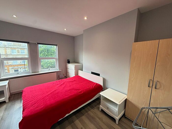 2 Bedroom Flat To Rent In The Avenue, West Ealing, W13