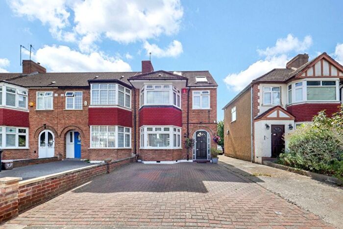 4 Bedroom End Of Terrace House For Sale In The Fairway, London, N13