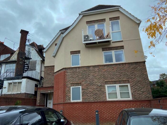 3 Bedroom Flat To Rent In Hendon Lane, London, N3