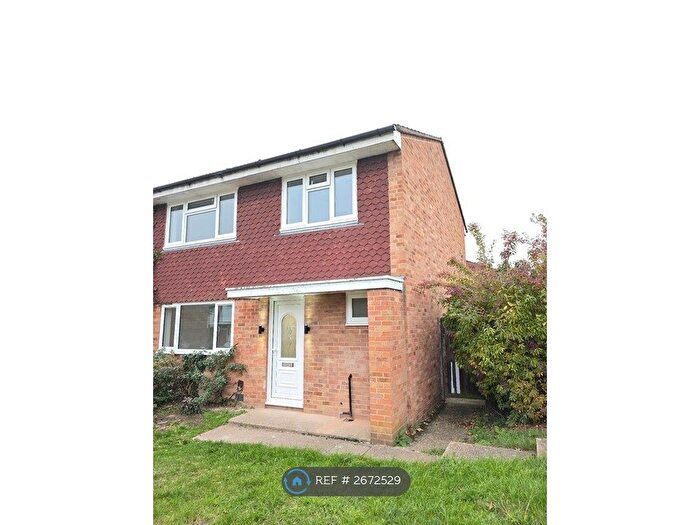 3 Bedroom Semi-Detached House To Rent In Middle Walk, Slough, SL1