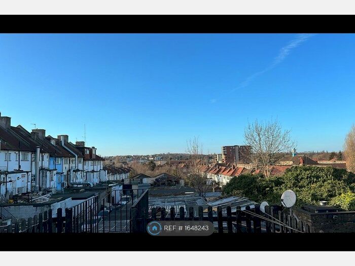 2 Bedroom Flat To Rent In North Circular Road, London, NW2