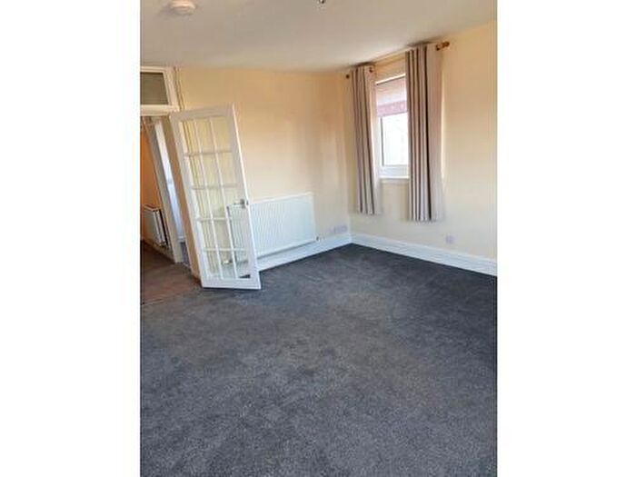 3 Bedroom Flat To Rent In Kinloss Park, Cupar, KY15