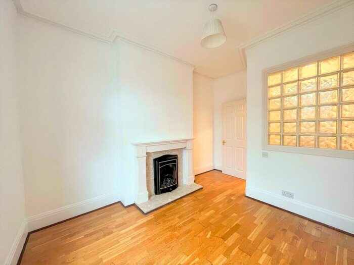 2 Bedroom Flat To Rent In Upper Richmond Road West, East Sheen, SW14